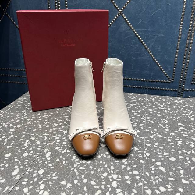 Valentino Winter Ankle Boots Upper: Korean-style waxed cowhide Lining: Sheepskin