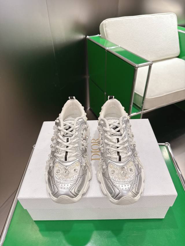 K020 Dior Vibe Sneakers This Dior Chrono sneaker reinterprets the running shoe w