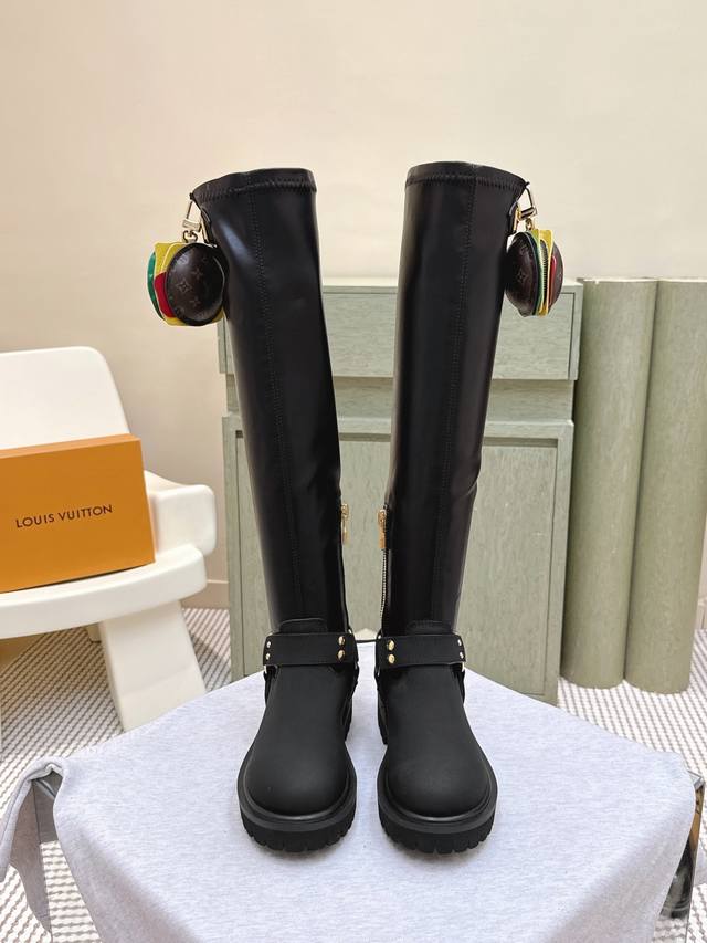 Retail-grade decorative bag 220