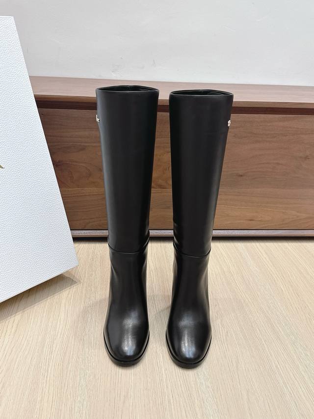 Retailer-grade #New Dior Rider High-Heeled Boots This heeled boot is a new addit