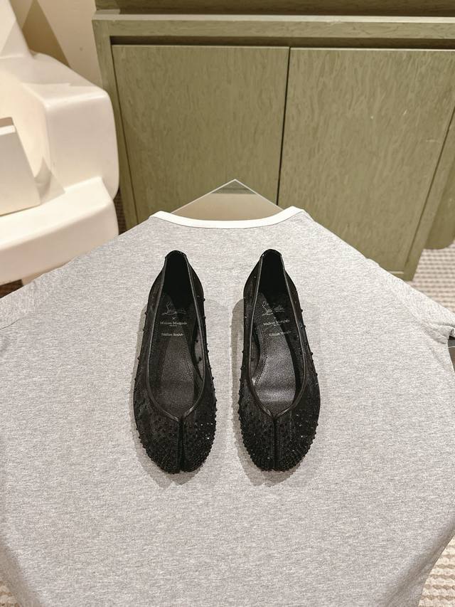 Cl Maisonmargiela collaboration split-toe Mary Jane shoes are here! They're amaz