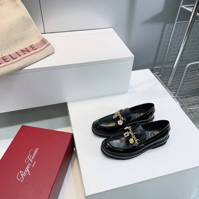 High-quality factory! Top-quality Roger Vivier Rv 2025 Autumn/Winter new flat l