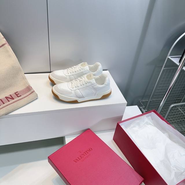 High-quality factory release! Top-quality Valentino 2025 Autumn/Winter new coup