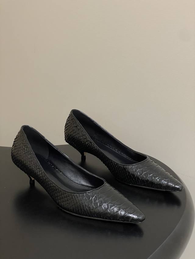 The Row 25 Early Autumn New Tr Minimalist Kitten Heel Shoes I fell in love with