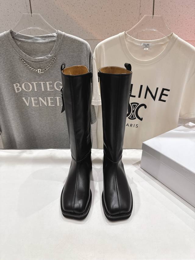 High-quality factory-made leather boots. Maison Margiela Mm6 Fall/Winter New St