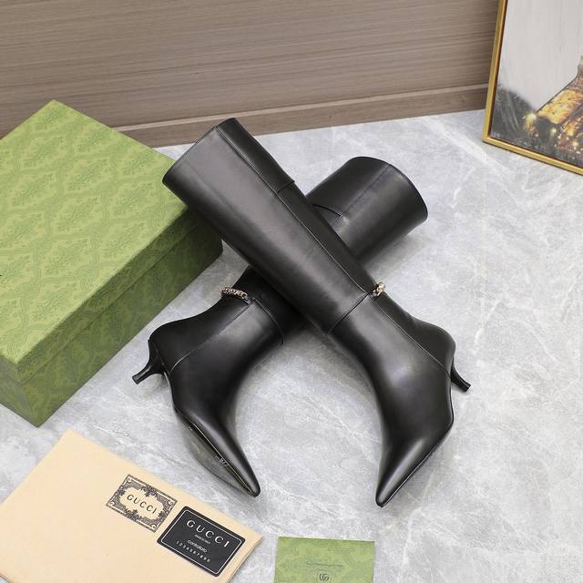 New Gucci Gucci logo chain mid-heel ankle boots, pointed toe boots. Top-quality