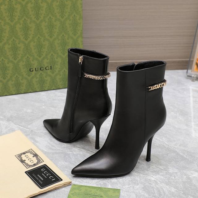 New Gucci logo chain mid-heel ankle boots, pointed toe, nude boots. Top-quality
