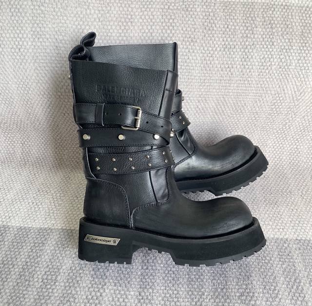 Top-quality factory-made, 10-inch shorter boots Balenciag* * 25 Autumn/Winter di