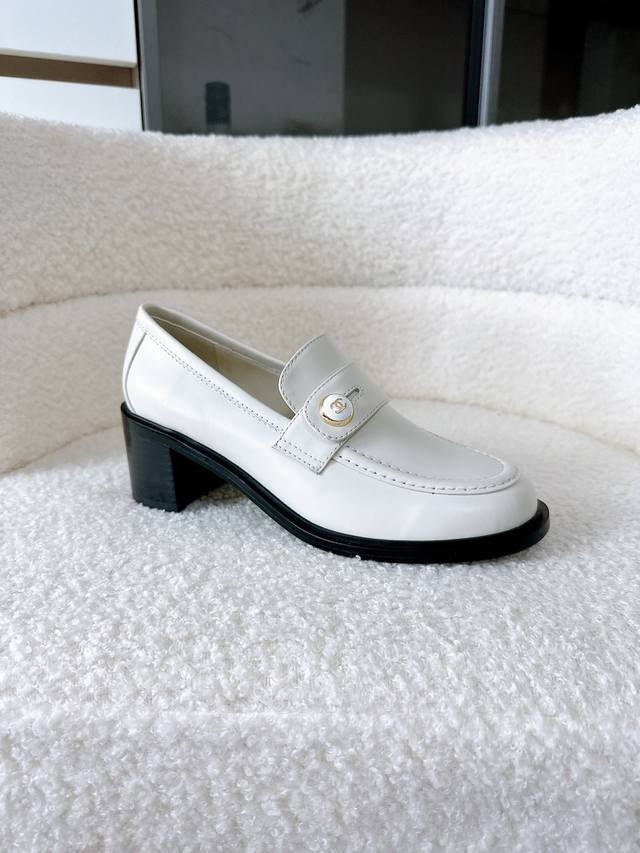 Airplane box + 10 Chanel 25 A mid-heel loafers