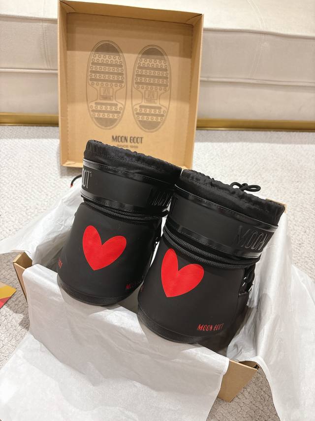 Short Heart-Shaped Style: Moon Boot 2025 vs. Autumn/Winter Hot Selling Snow Boot