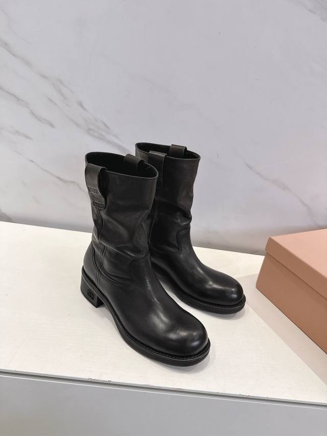 Miu Miu Early Warning! The same slouch boots from the 2026 Spring/Summer runway,
