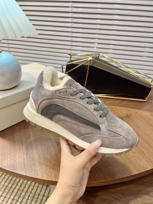 The most popular domestic and international all-season casual sports furry shoes