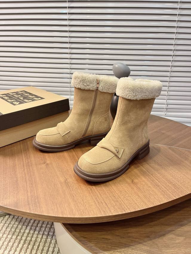 Gold Coin Curly Boots "These boots perfectly capture the autumn/winter vibe~ Th