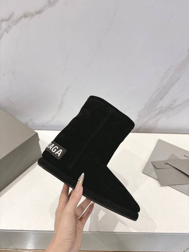 Balenciaga Winter Aesthetics: A Must-Have for Advanced Snow Boot Enthusiasts The Balenciaga Winter Aesthetics: A Must-Have for Advanced Snow Boot Enthusiasts The