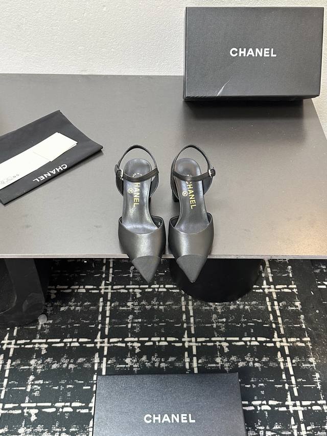 Chanel New Pointed Toe Mary Jane Flat Shoes A must-have at first sight! Such a F