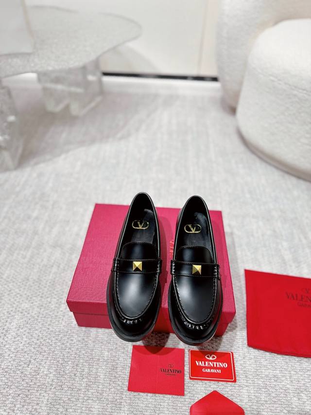 Factory direct price Valentino. Latest Valentino collection shoes with metal el