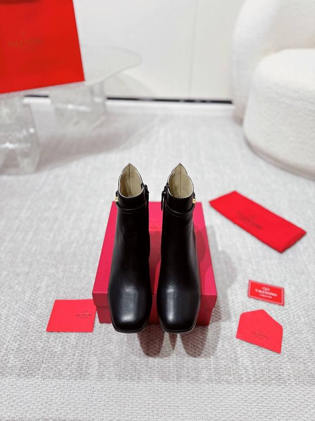 Ankle Boots: Valentino high-quality chunky heel, openwork V-logo, over-the-knee