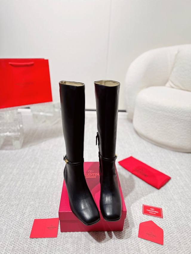 Long Boots: Valentino high-quality chunky heel, openwork V-logo, over-the-knee