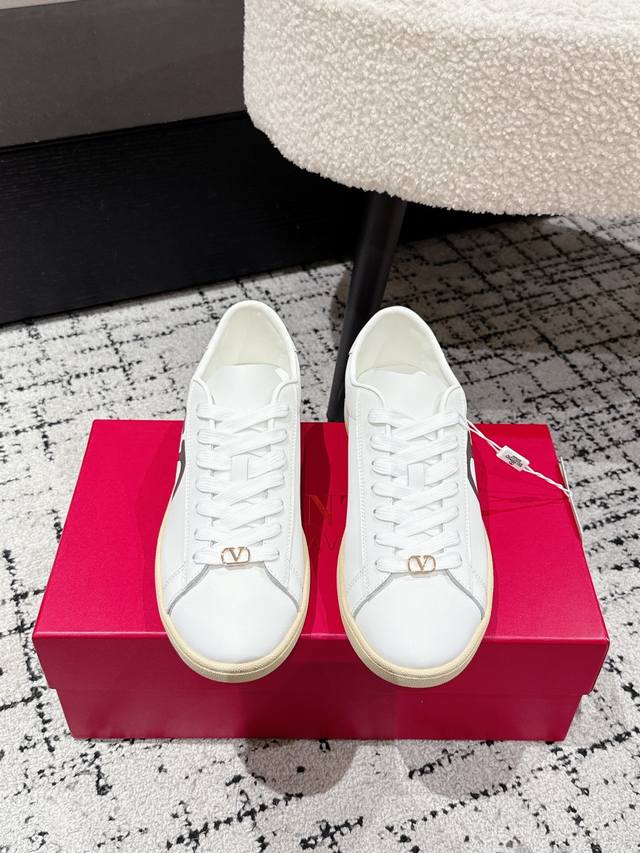 Top-tier Couple Style Valentino 25 Royco Series Couple Casual Sneakers (White) O