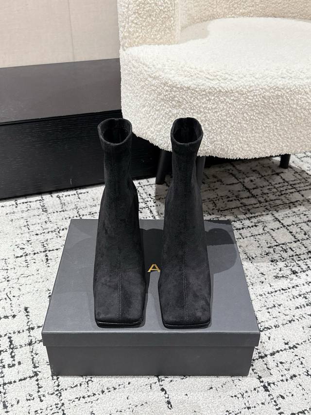 Alaia 26 Early Spring New Square Toe High-Heeled Ankle Boots A pair of comfortab