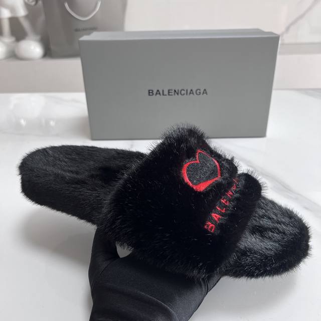 Balenciaga 2025 New Style. Fuzzy Slippers:
