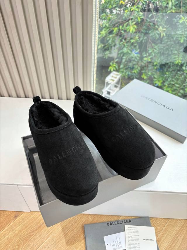 Balenciaga New Platform Plush Slippers The upper is crafted from khaki suede, of