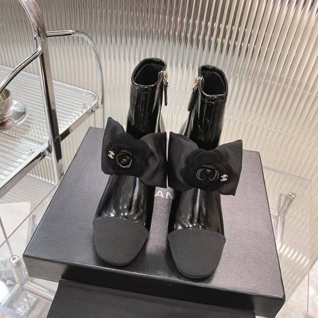 Certified Chanel 2025 Fall/Winter 25K Hot Selling Camellia Bow Boots. This seaso