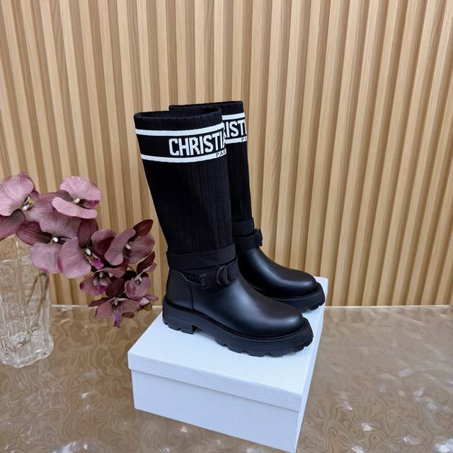 Dior's classic and popular D-Major boots feature a striking look with unique des