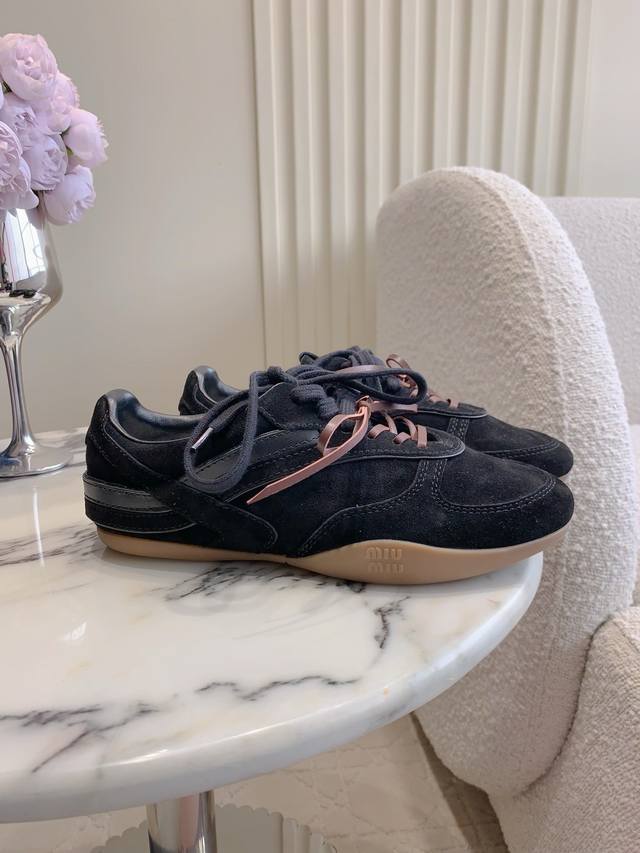 Wool-lined single shoes Miu new casual training shoes, thick-soled design, a st