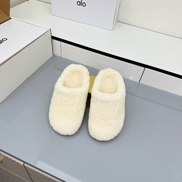 Alo gives off a relaxed, effortless vibe in winter. It's easy to match, stylish,