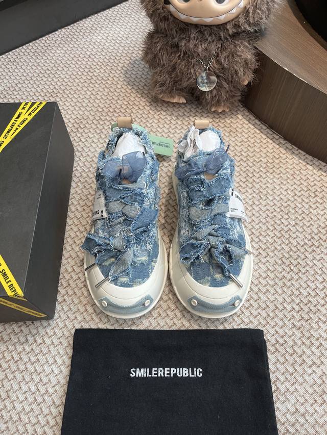 Smile Republic classic casual shoes. The entire shoe is sourced from the origina