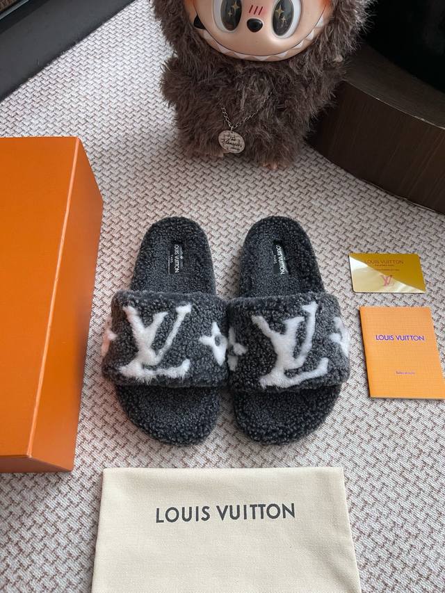 Lv Two-tone fur slippers. The entire pair is sourced from the original and devel