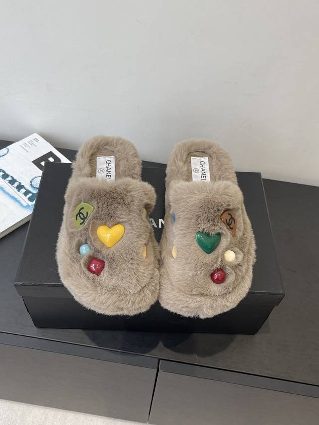 Chanel Fall/Winter New Arrival Furry Slippers These furry slippers are absolutel