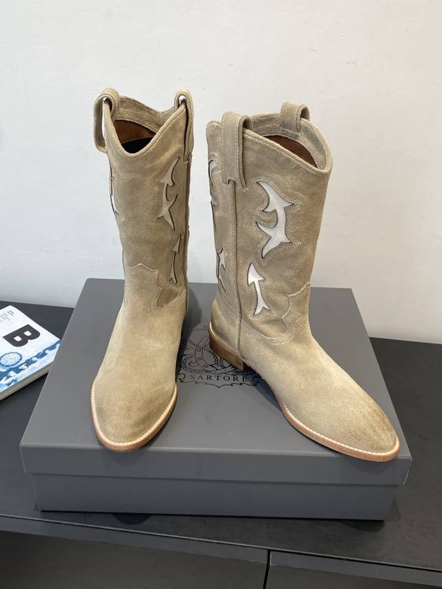 Top-tier Sartoree Autumn Newest Retro Slip-on High Boots These boots incorporat