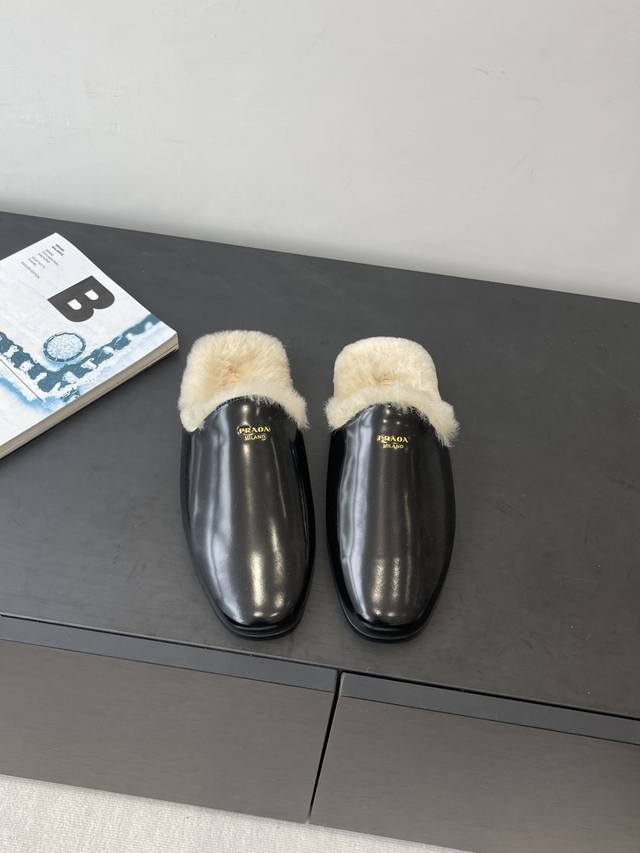 Prada 2025 Fall/Winter New Arrival Runway Genuine Fur Slippers - A Must-Have fo