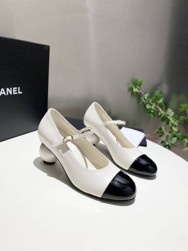 Runway Boots Chanel Fall/Winter 2025 Runway Look with Double C and Giant Pearl H