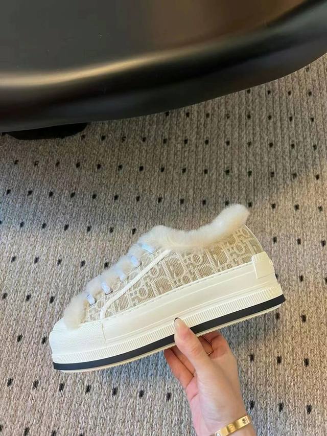 Dior 2025 Fall/Winter New Arrival Classic platform embroidered sneakers, with a