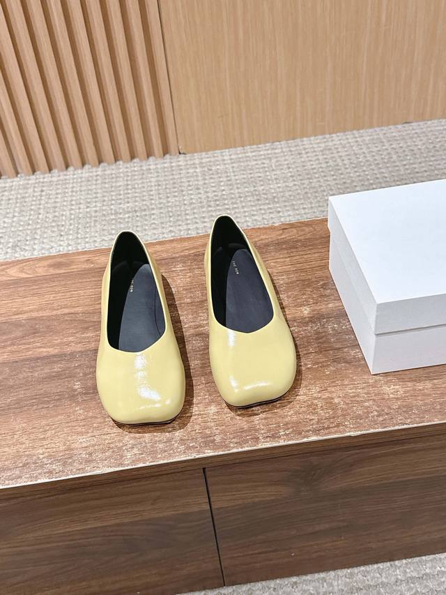 Dongguan-made The Row new soft-soled single shoes. A simple, plain single shoe