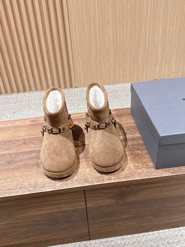 Balenciaga Fall/Winter Studded Belt Buckle Snow Boots These boots blend street s