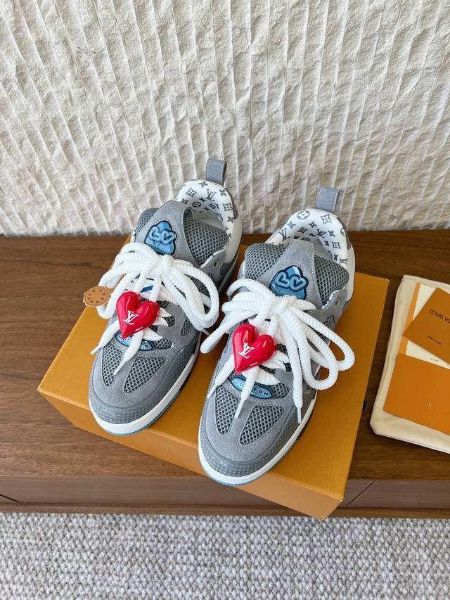 Button +50 G039 Lv Skate Sneaker 25Ss New Four-Leaf Clover Couple Sports Bread