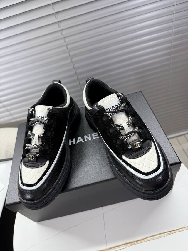 Chanel 25C latest sneakers~~~ Color-blocked quilted upper; lace-up design for a