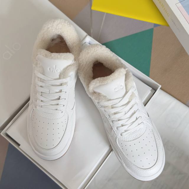 Top-tier version: Women's Alo Yoga latest panda color-blocked thick-soled fleece