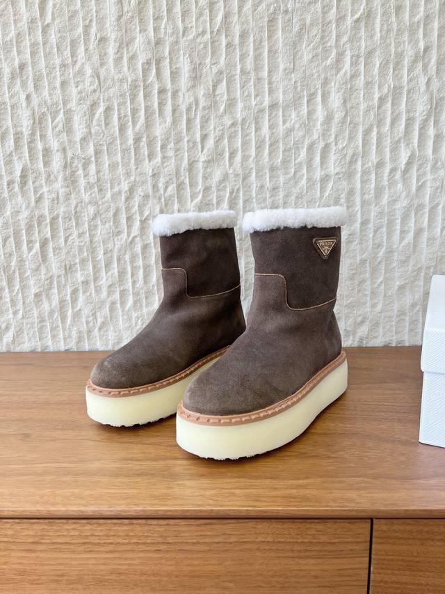 G292 Prada 25Ss Autumn/Winter New Triangle Buckle Thick-Soled Fur-Lined Short Bo