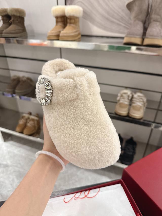 The Slidy Viv' series blends comfortable design with a ladylike style, exuding a