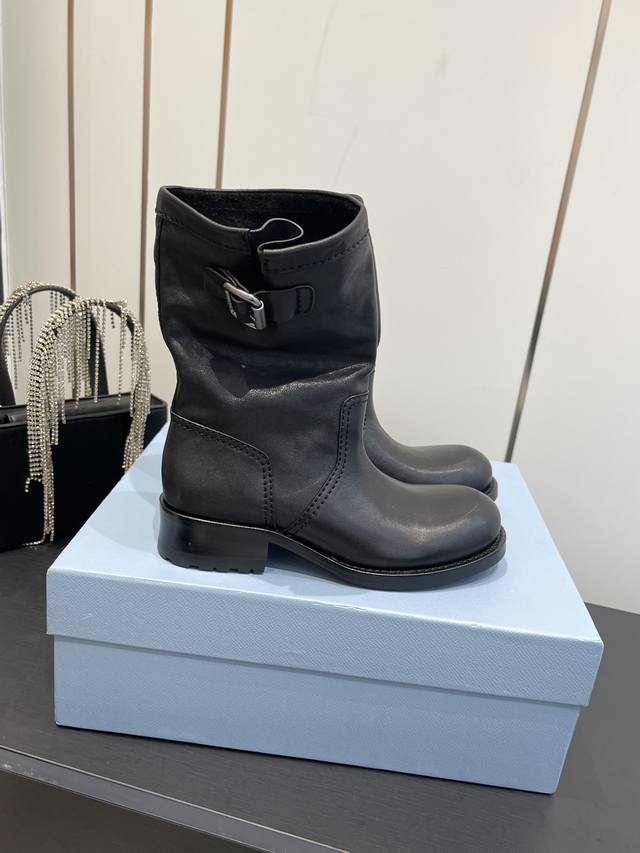 Prada's New Runway King Boots A stunning new season's distressed, slouch-like d