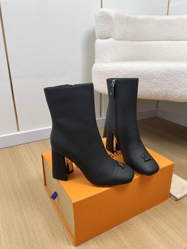 Louis Vuitton 2025 Louis Vuitton 2025 Autumn/Winter New Arrivals, Latest V-Shape