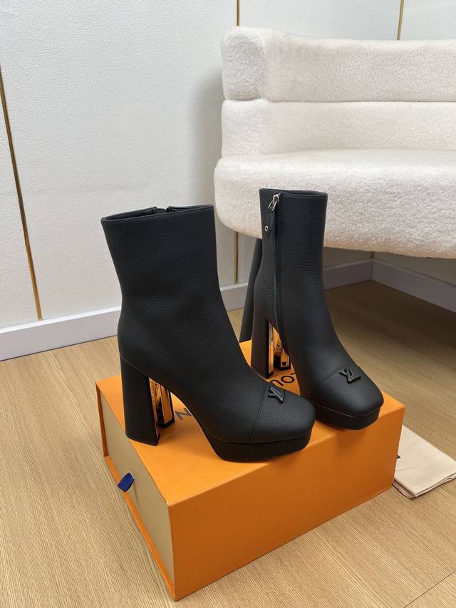 Louis Vuitton 2025 Louis Vuitton 2025 Autumn/Winter New Arrival, Latest V-Shaped