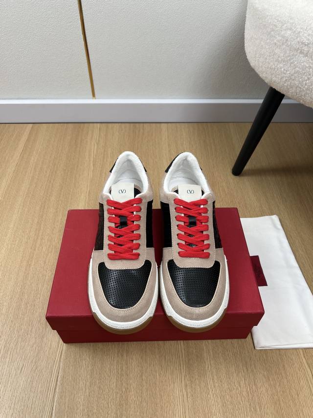 Valentino 2025 V2025 Autumn/Winter New Arrivals, Latest Color-Blocked Casual Sne