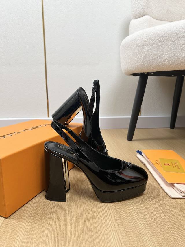 Louis Vuitton 2025 Louis Vuitton 2025 Autumn/Winter New Arrival, Latest V-Shaped