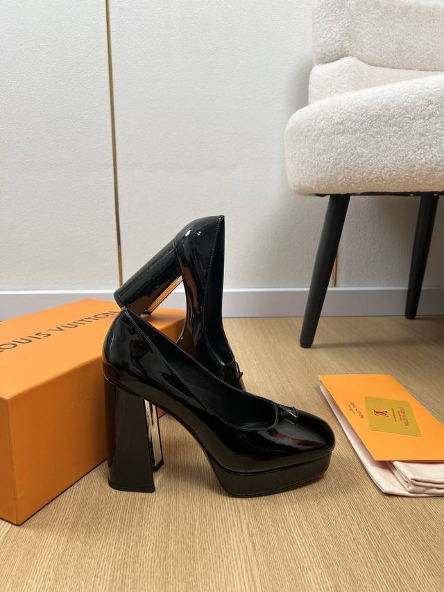 Louis Vuitton 2025 Louis Vuitton 2025 Autumn/Winter New Arrival, Latest V-Shaped